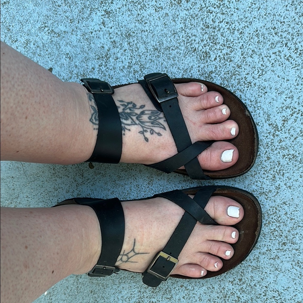 Black Sandals with Adjustable Straps and Comfortable Footbed